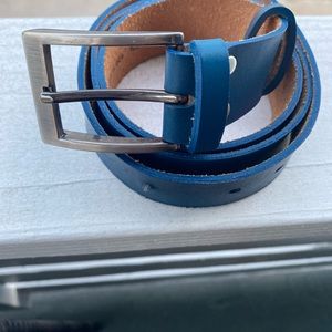 Leather belt, blue, for jeans.